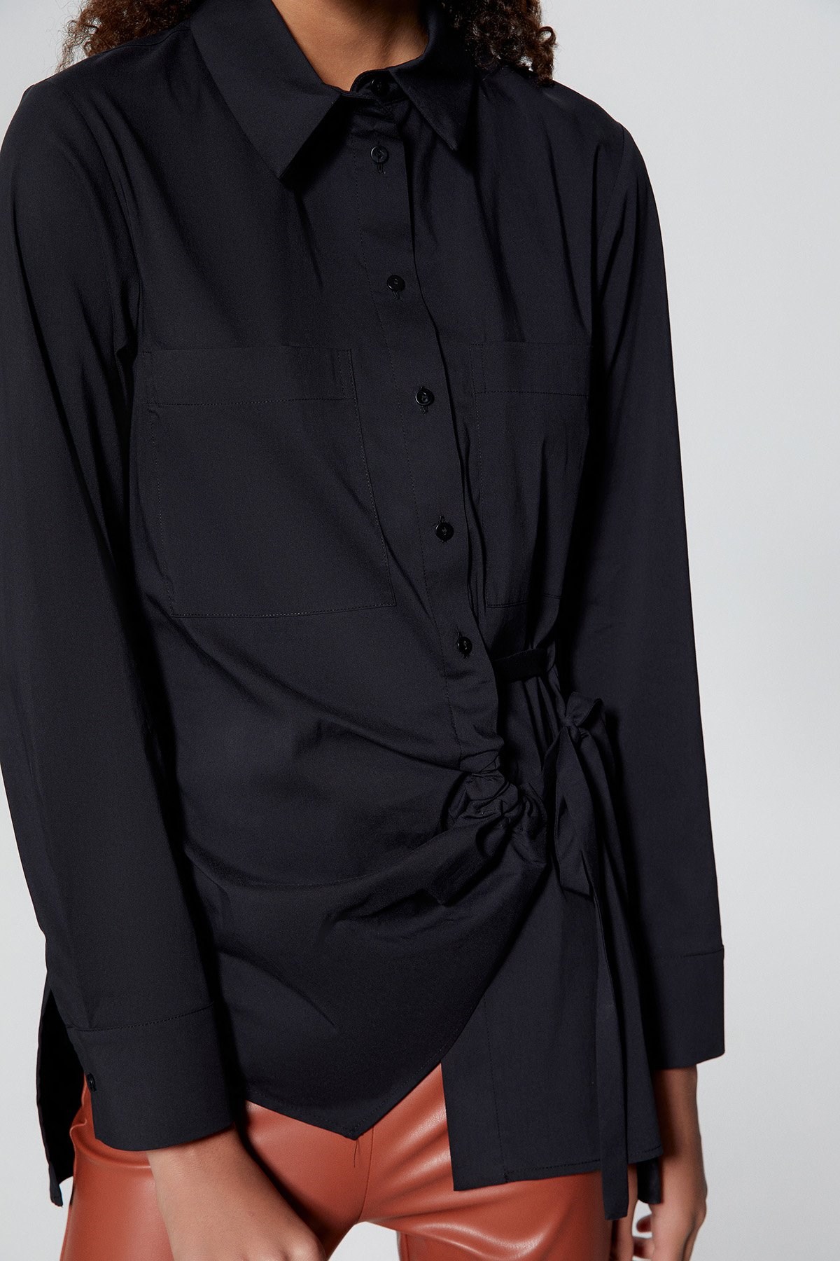 Bağlama Detaylı Büzgülü Siyah Poplin Gömlek · 4