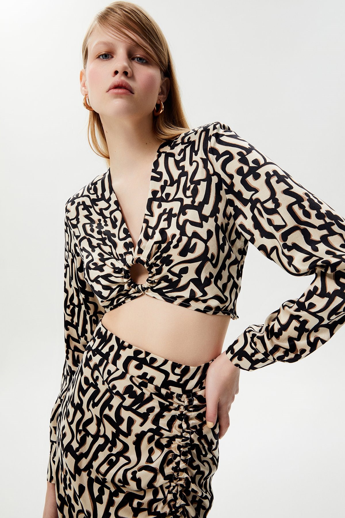 Büzgülü Desenli Siyah Crop Bluz · 2