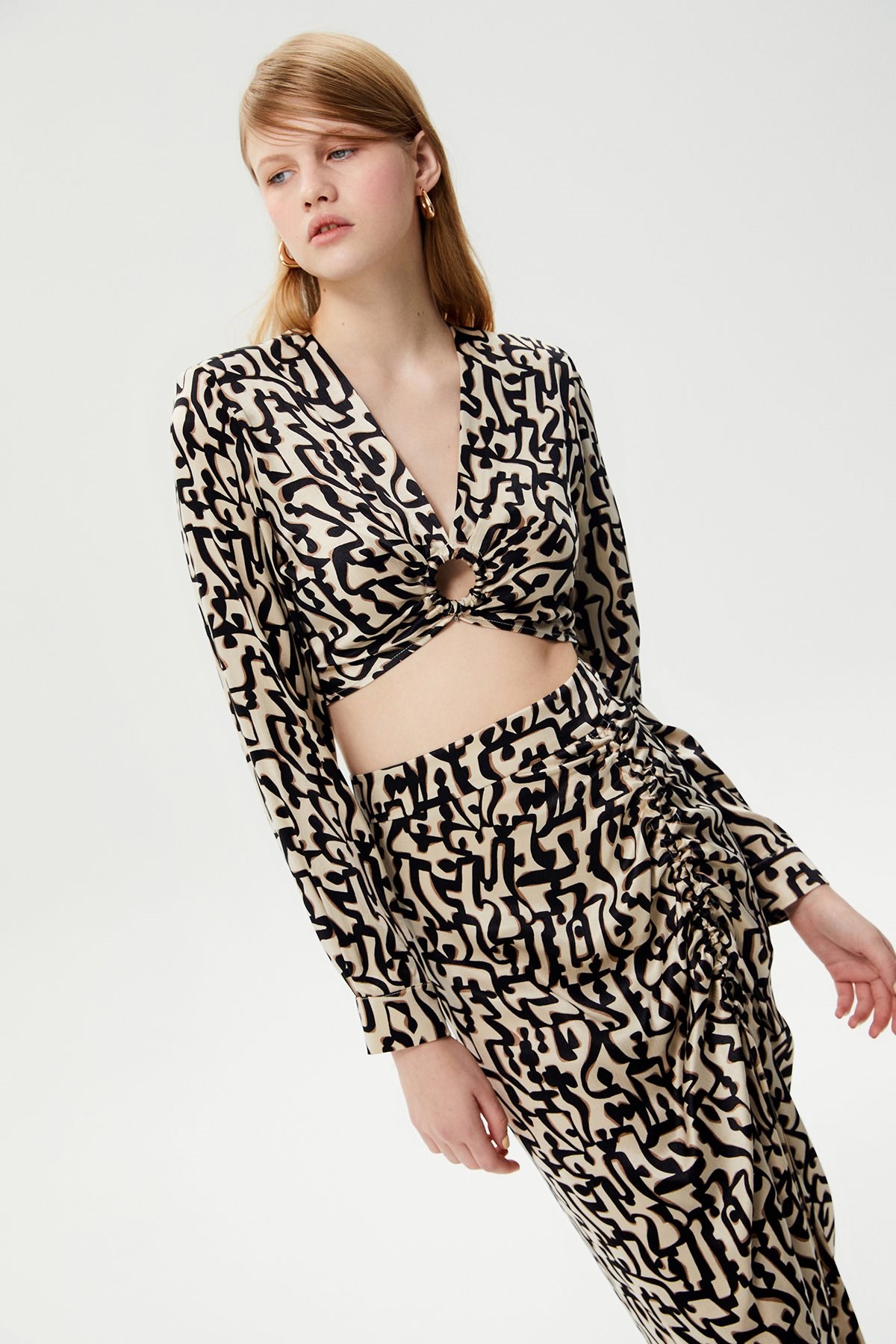 Büzgülü Desenli Siyah Crop Bluz · 3