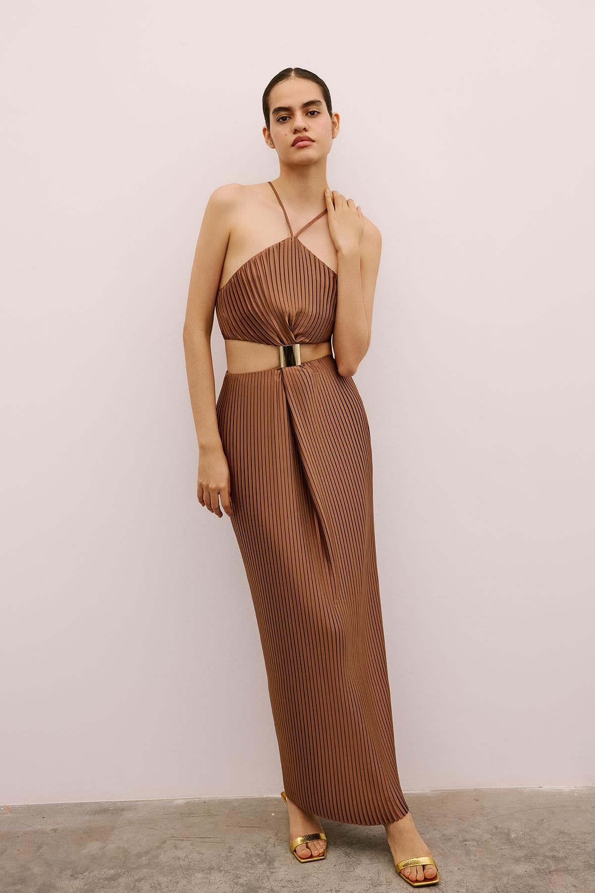 brown dress with gold accessories Bronze Gold Dress Jewellery Combination: 10 Elegant Style Ideas