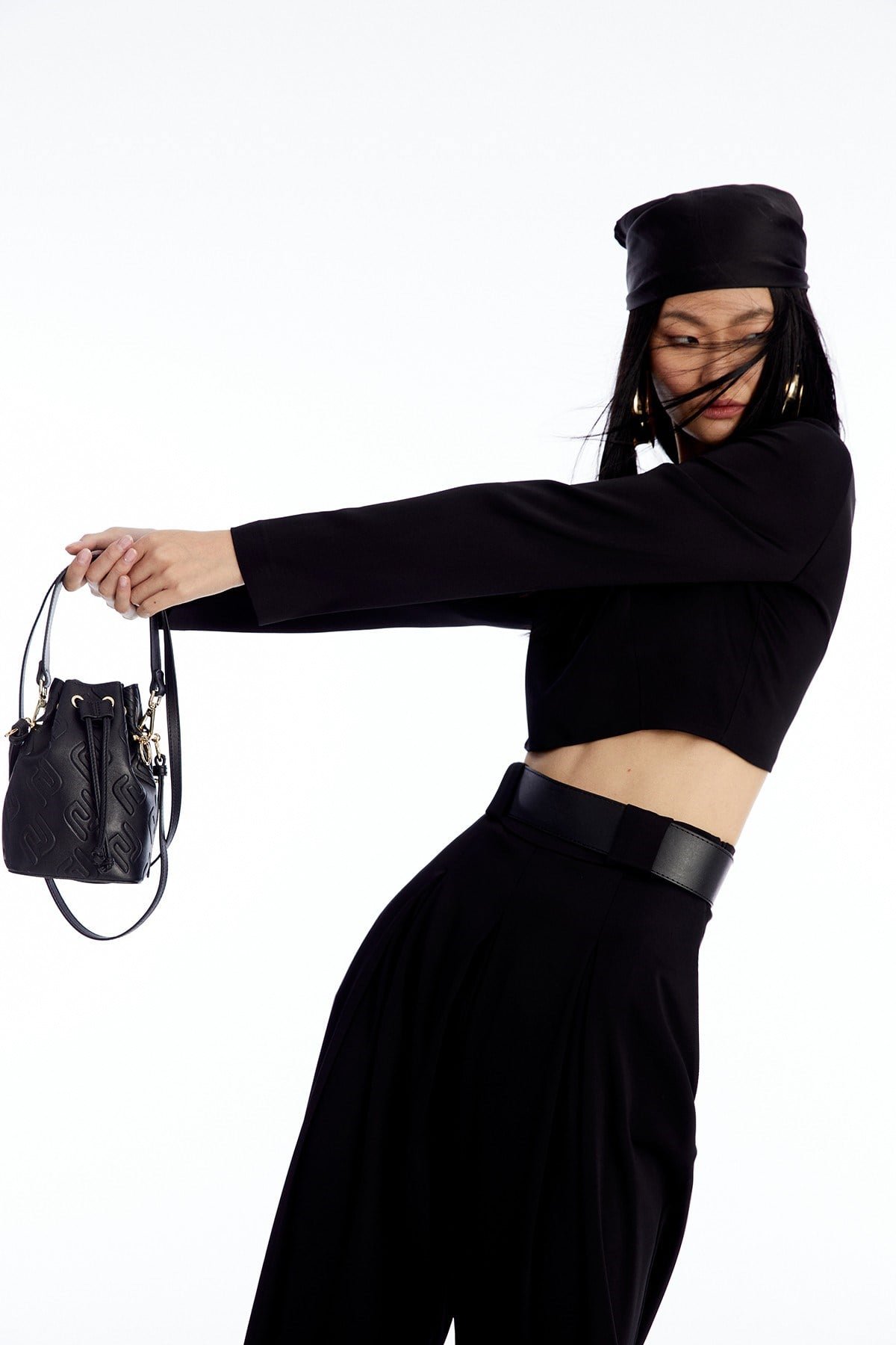 Uzun Kollu Siyah Crop Bluz · 9