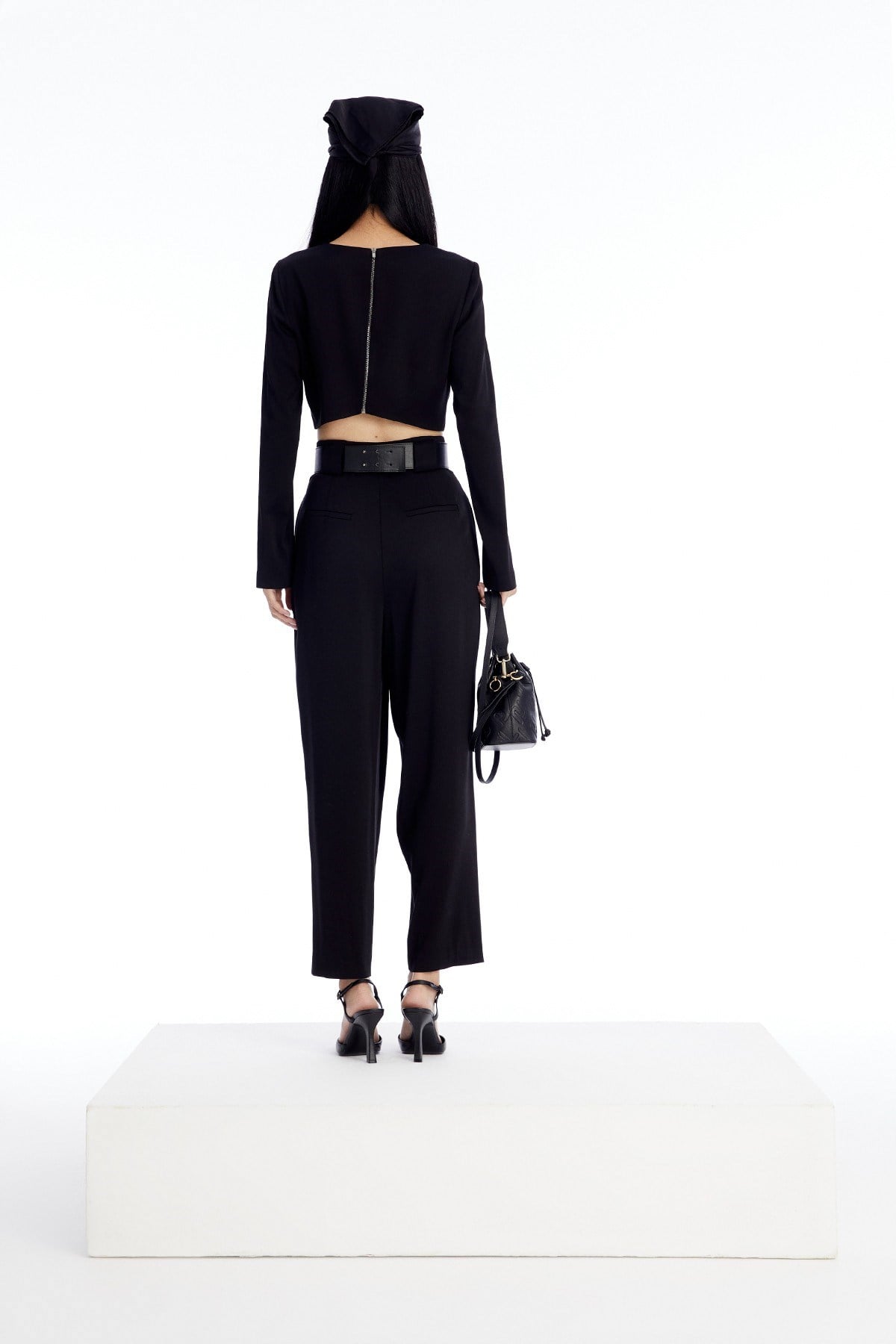 Uzun Kollu Siyah Crop Bluz · 8