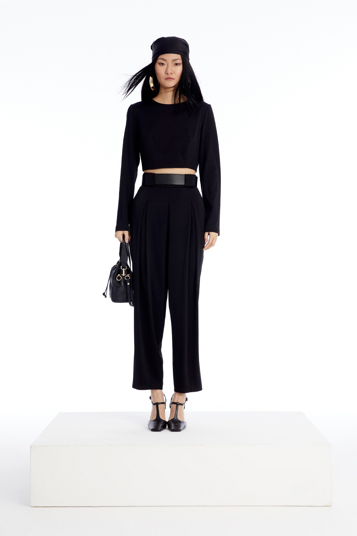 Uzun Kollu Siyah Crop Bluz · 2
