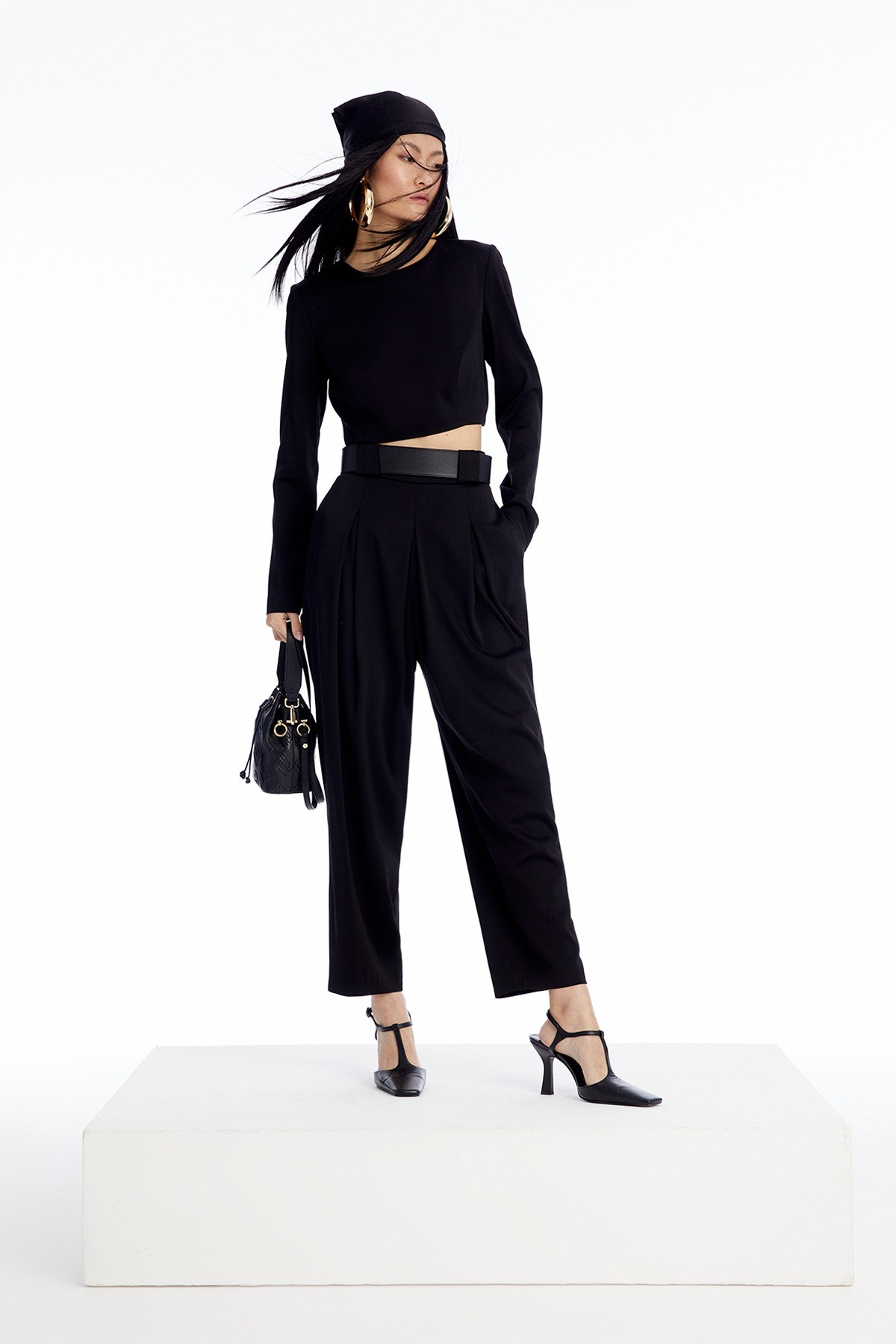 Uzun Kollu Siyah Crop Bluz · 4