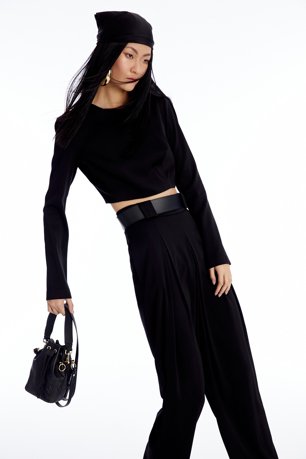 Uzun Kollu Siyah Crop Bluz · 6