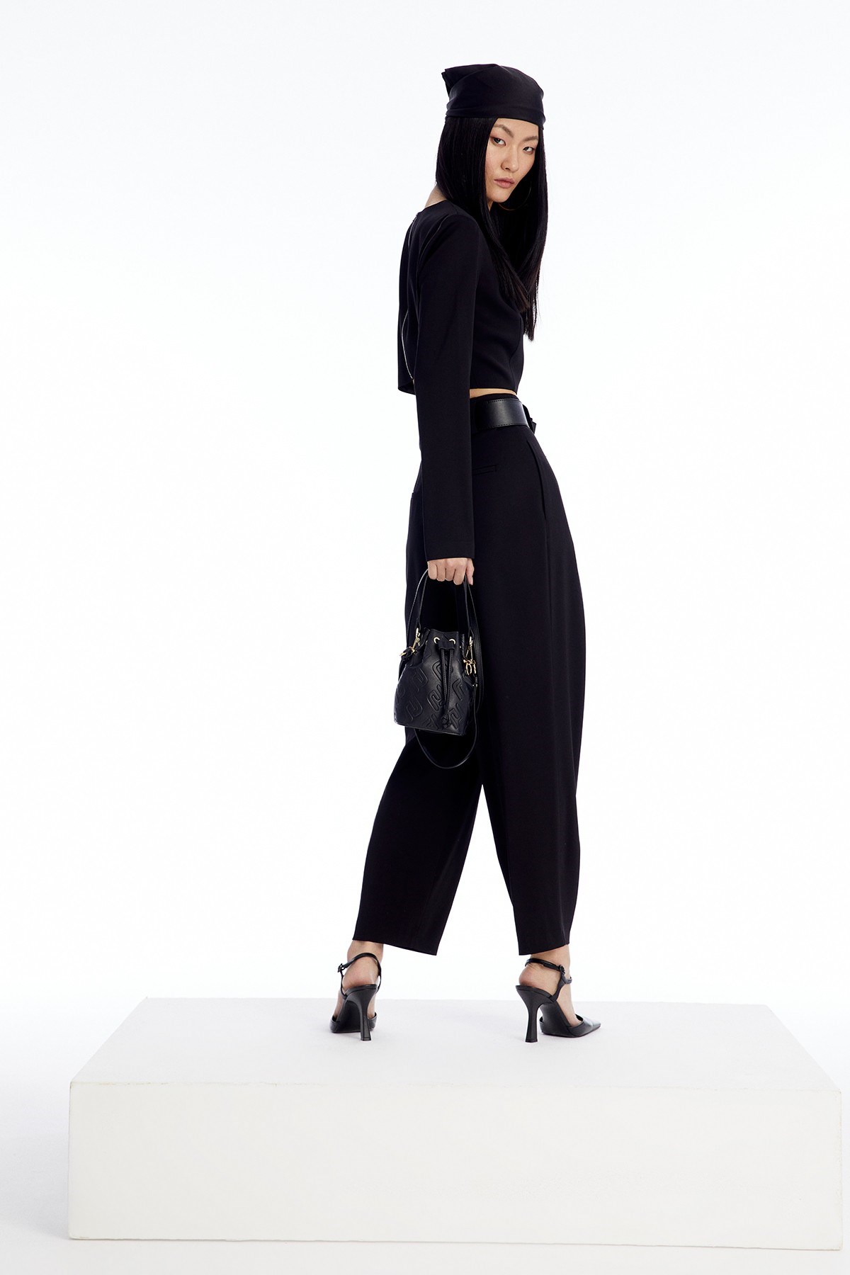 Uzun Kollu Siyah Crop Bluz · 10