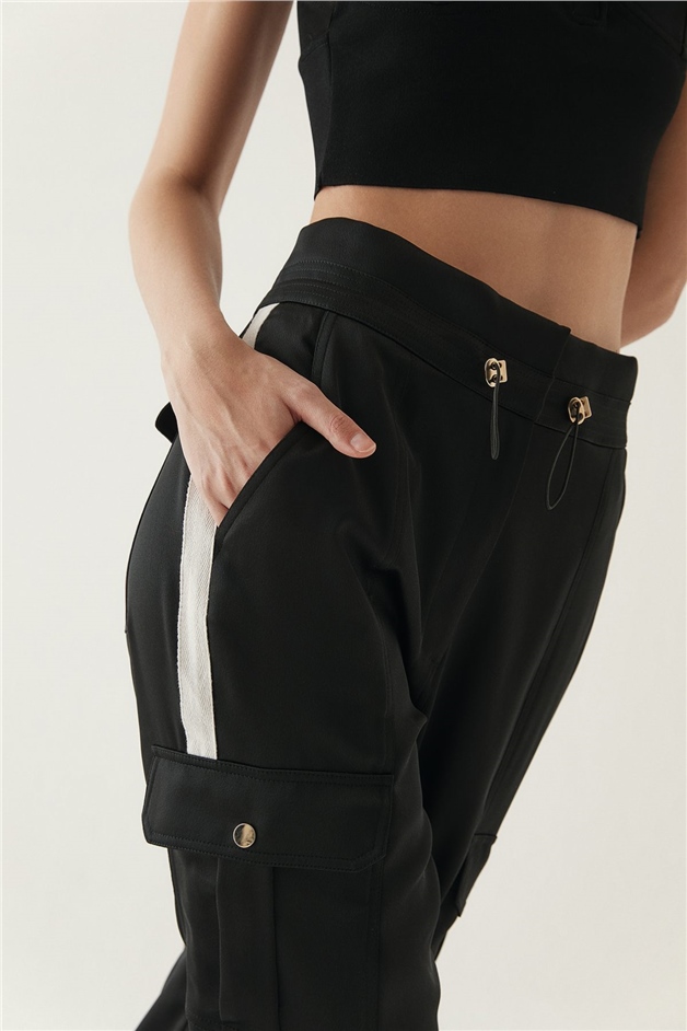 Siyah Şerit Detaylı Cepli Pantolon