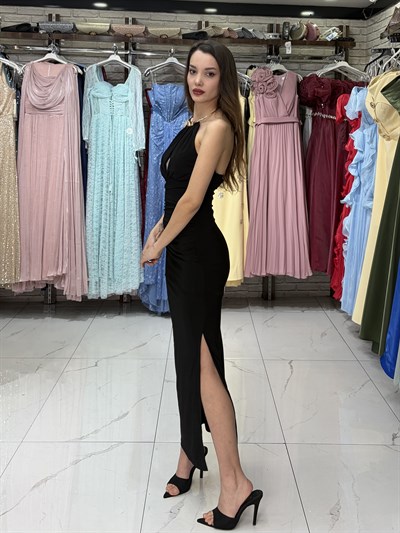 Ay Aksesuaarlı Siyah Uzun Elbise