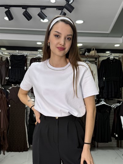 Taş Detaylı Beyaz Tişört