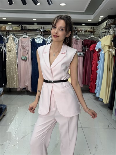 Toz Pembe Kemerli Yelekli Takım