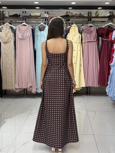 U Yaka Puantiyeli Acı Kahve Uzun Elbise