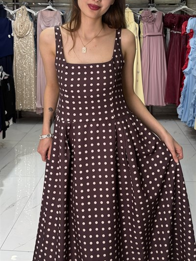 U Yaka Puantiyeli Acı Kahve Uzun Elbise