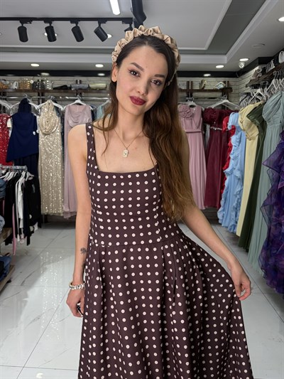 U Yaka Puantiyeli Acı Kahve Uzun Elbise