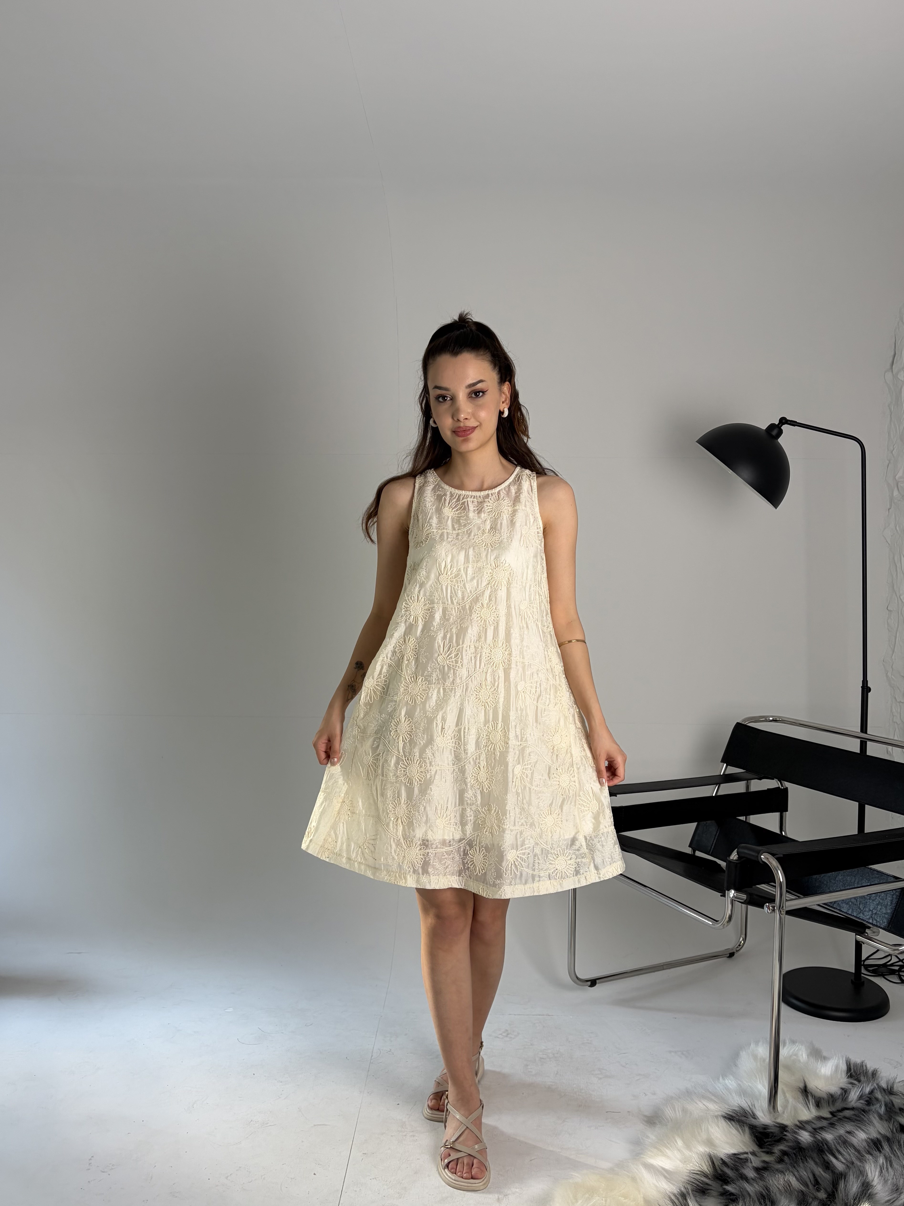 Krem Halter Yaka Nakışlı Taşlı Elbise