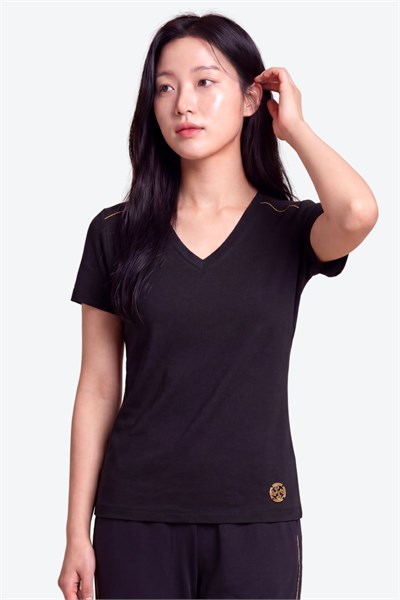 Kadın V Yaka Metal Logo Detaylı Regular Fit T-Shirt