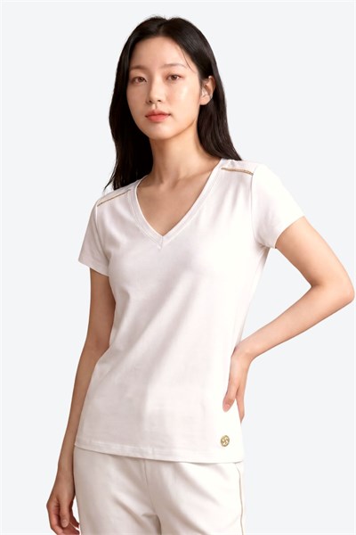 Kadın V Yaka Metal Logo Detaylı Regular Fit T-Shirt
