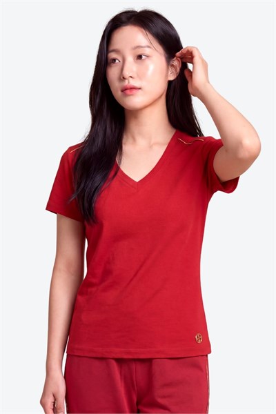 Kadın V Yaka Metal Logo Detaylı Regular Fit T-Shirt