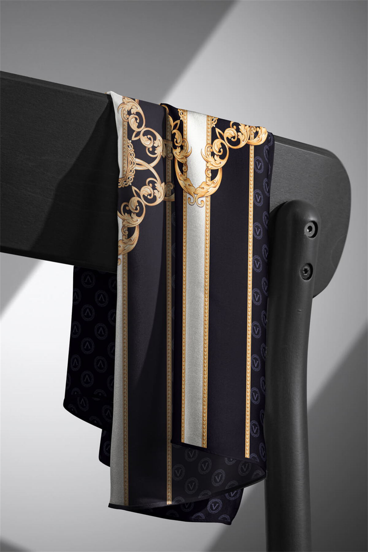 %100 Twill İpek Monogramlı Ve Barok Desenli Siyah - Gold Renkli 90x90 Eşarp Dikim Şekli : El Dikişi