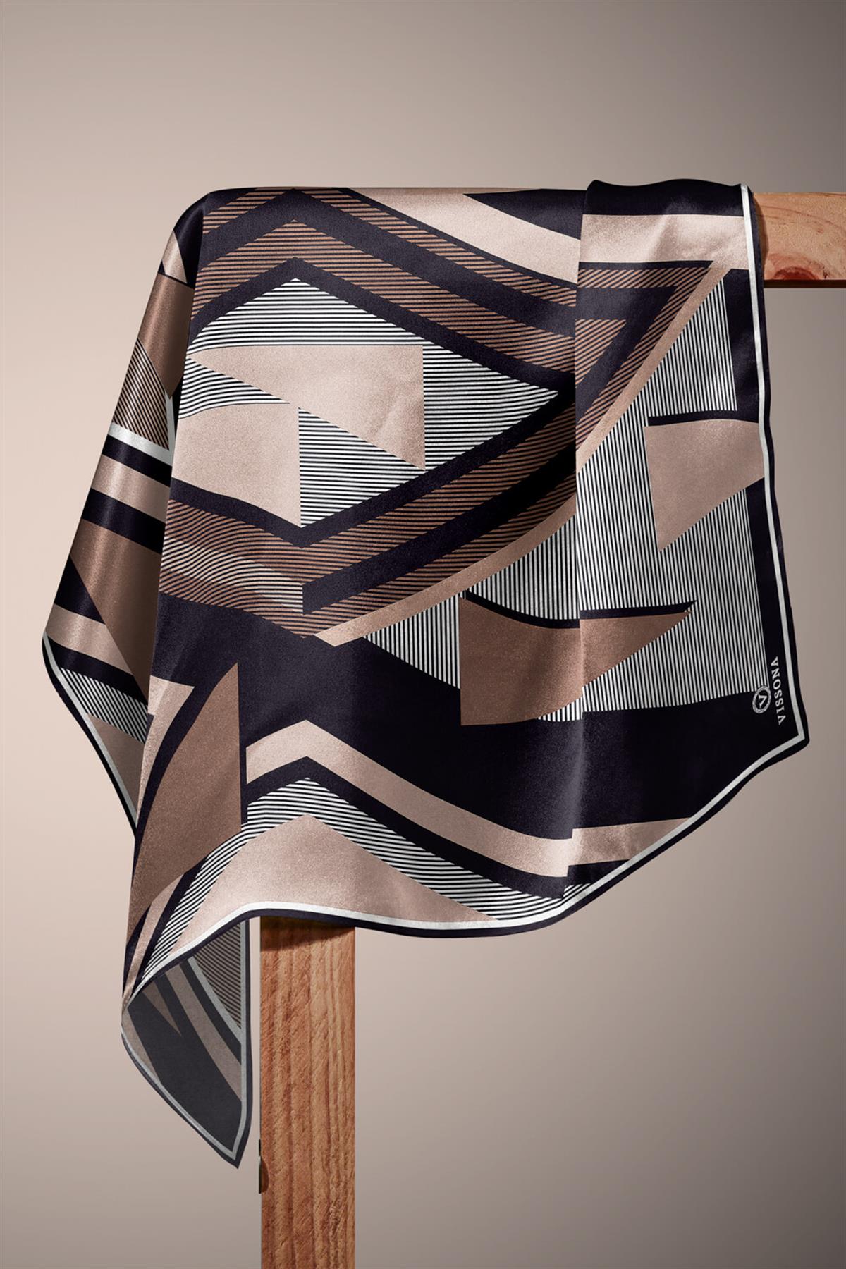%100 Twill İpek Geometrik Desenli Bej - Siyah Renkli 90x90 Eşarp Dikim Şekli : El Dikişi