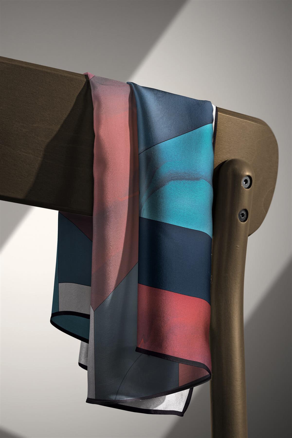 %100 Twill İpek Geometrik Desenli Taba - Petrol Mavisi Renkli 90x90 Eşarp Dikim Şekli : El Dikişi