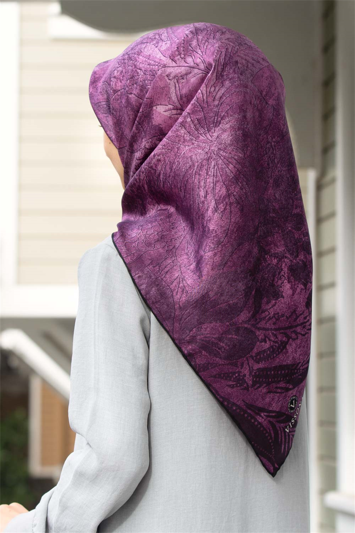 % 57 İpek % 43 Viskon Twill İpek Degradeli Yaprak  Desenli Lila Renkli 90x90 Eşarp Dikim Şekli : El Dikişi