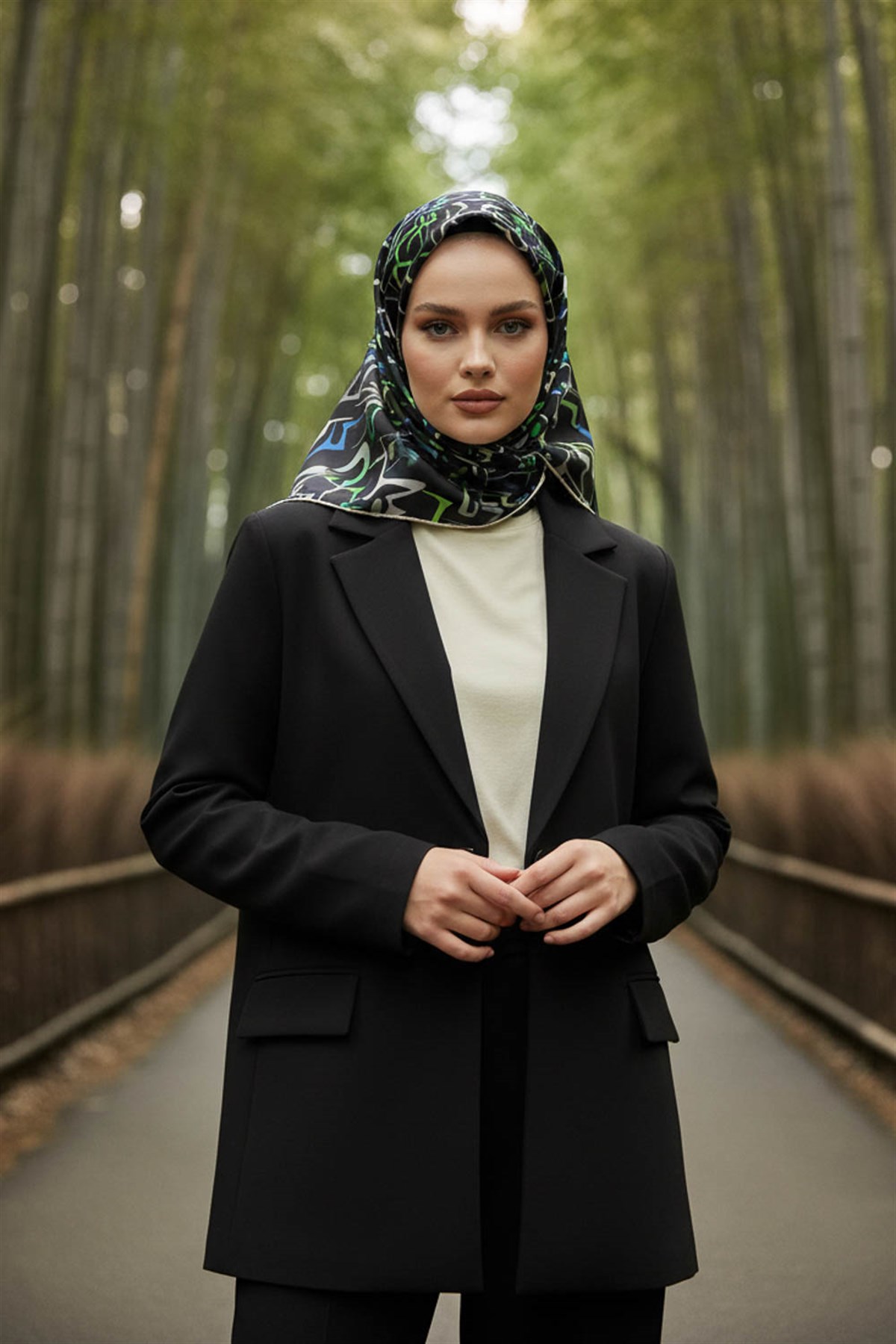 %100 Twill İpek Soyut Geometrik Desenli Saks - Zümrüt Yeşili Renkli 90x90 Eşarp Dikim Şekli : El Dikişi