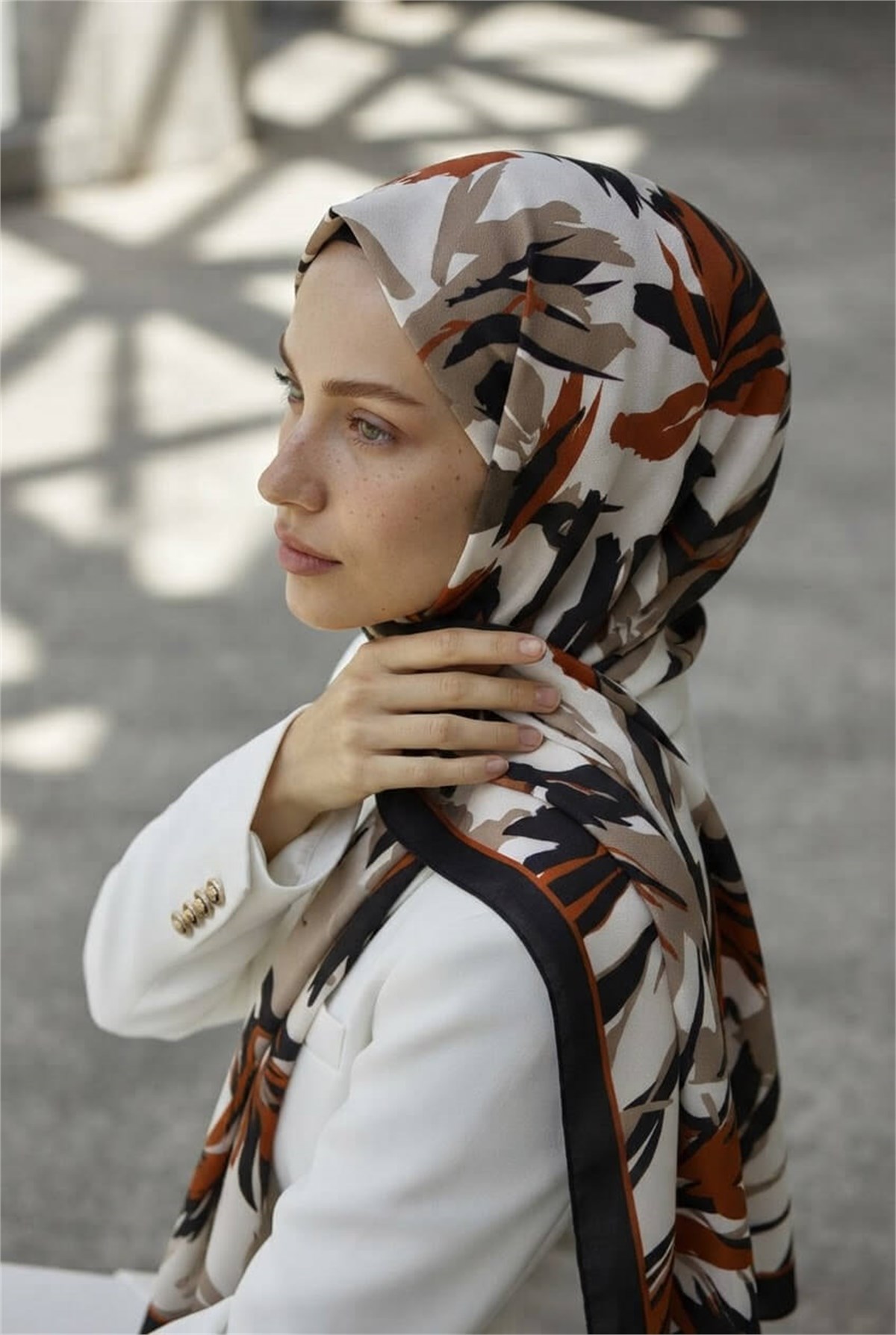 KREP YAPRAK DESENLİ SİYAH - TABA RENKLİ 75X195 KIRIŞMAZ ŞAL