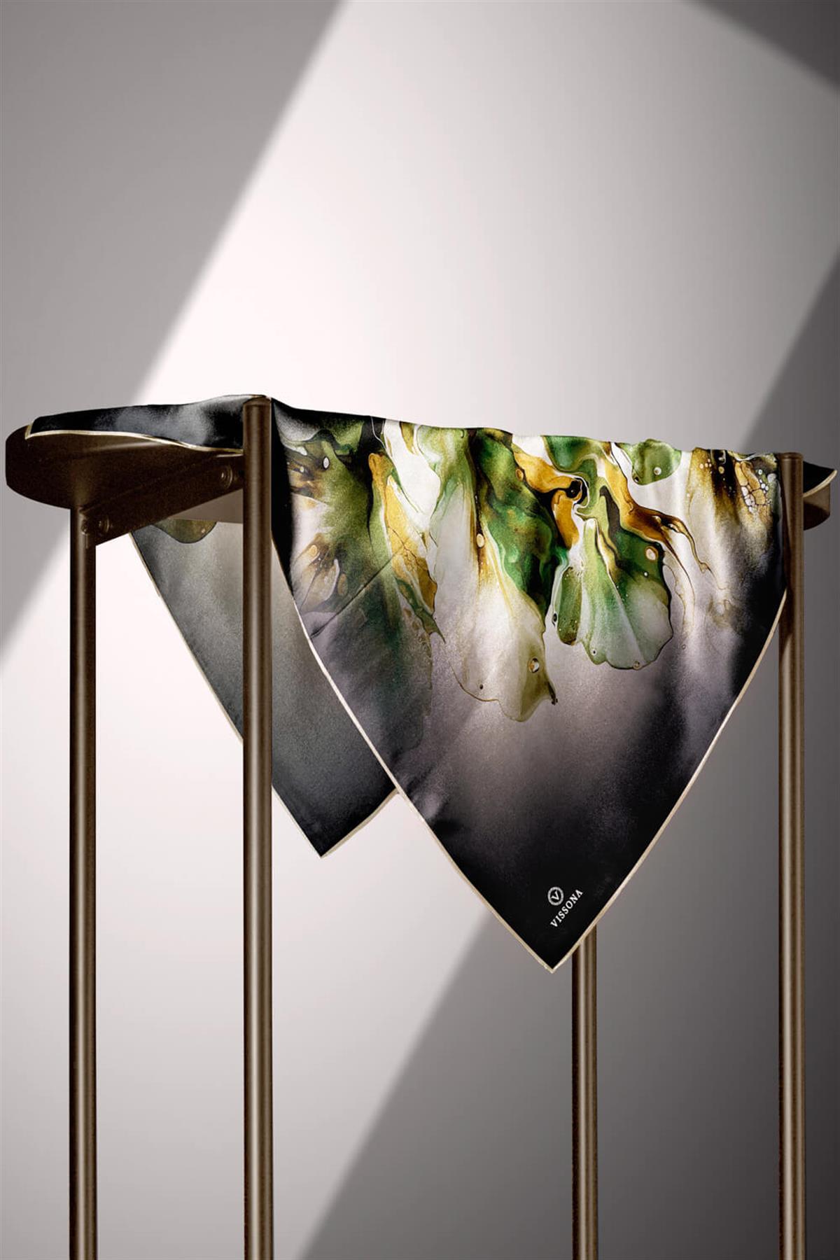 %100 Twill İpek Batik Çiçek Desenli Haki Yeşili - Zümrüt Yeşili Renkli 90x90 Eşarp Dikim Şekli : El Dikişi