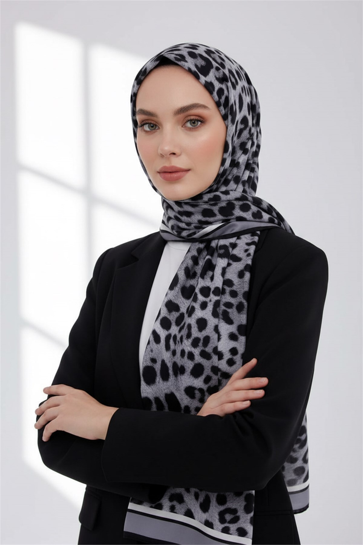 KREP LEOPAR DESENLİ GÜMÜŞ RENKLİ 75X195 KIRIŞMAZ ŞAL