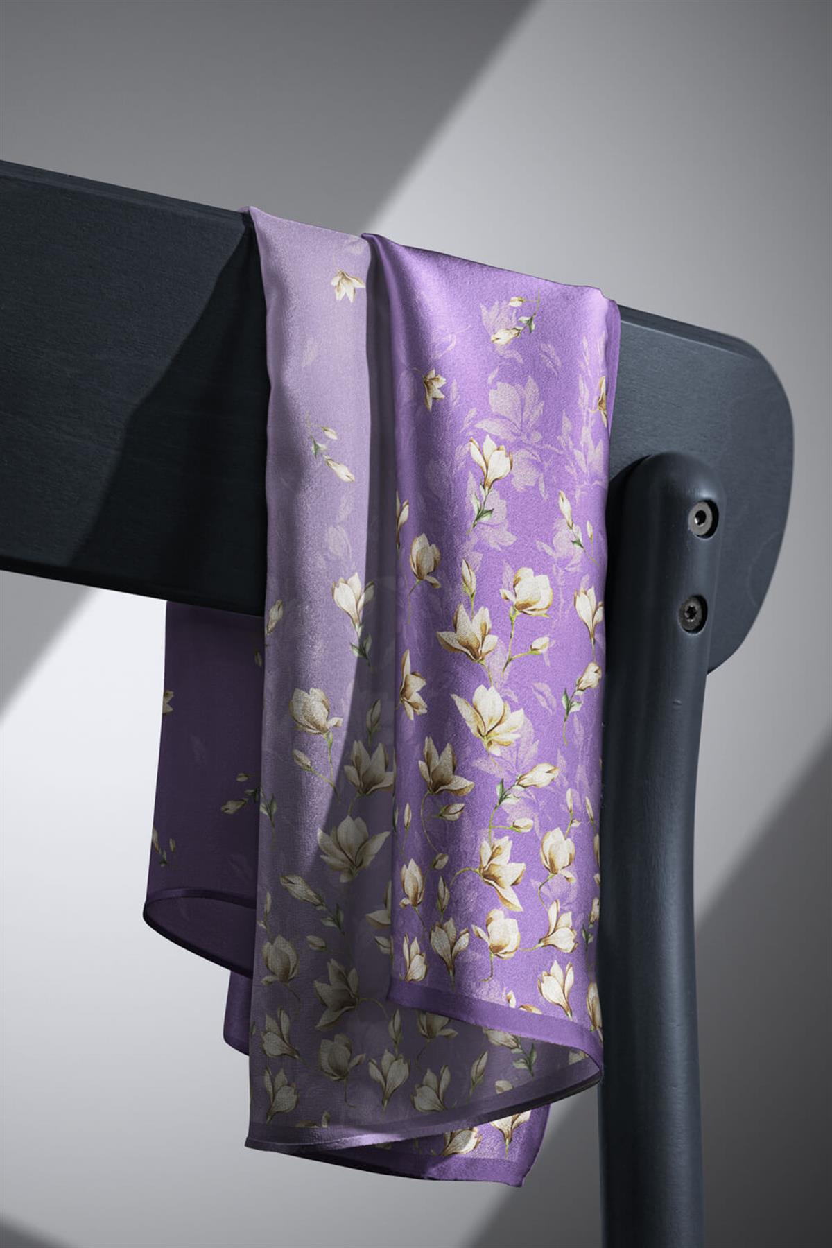 %100 Twill İpek Çiçek Desenli Lila Renkli 90x90 Eşarp Dikim Şekli : El Dikişi