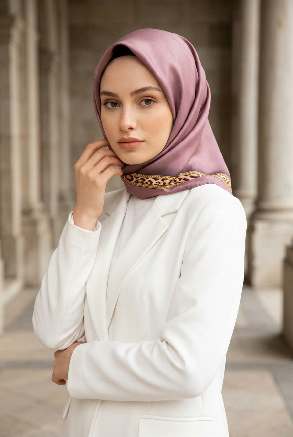 %100 Twill İpek Bordürü Leoparlı Düz Desenli Gül Kurusu - Gold Renkli 90x90 Eşarp Dikim Şekli : El Dikişi