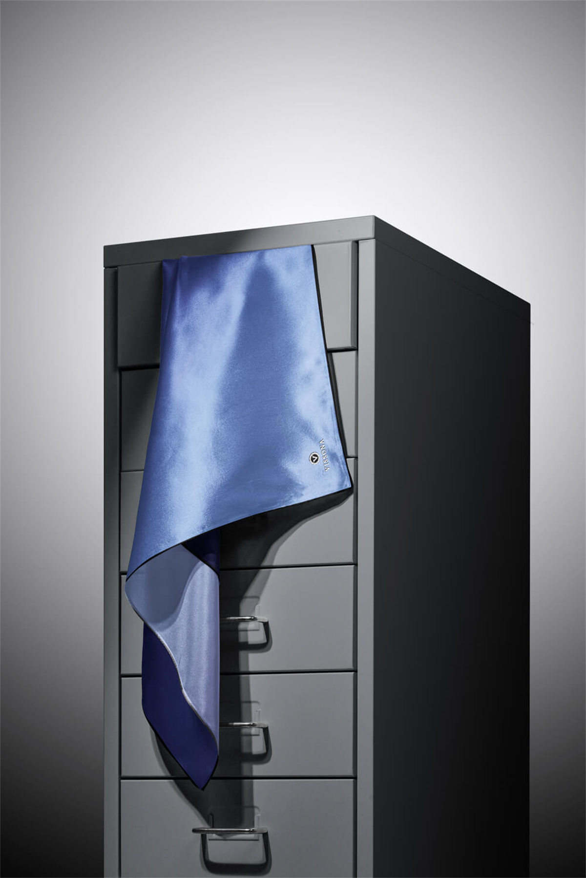 % 57 İPEK % 43 VİSKON Twill İpek Degrade Desenli Lacivert - Buz Mavisi Renkli 90x90 Eşarp Dikim Şekli : El Dikişi