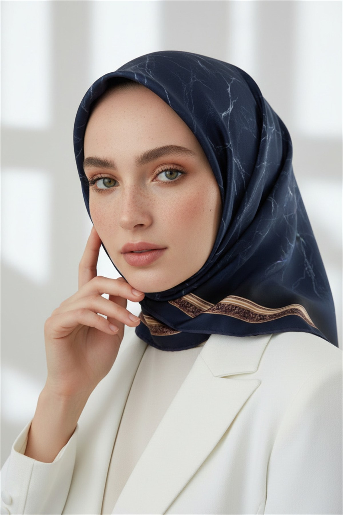 %100 Twill İpek Mermer Desenli Lacivert Renkli 90x90 Eşarp Dikim Şekli : El Dikişi