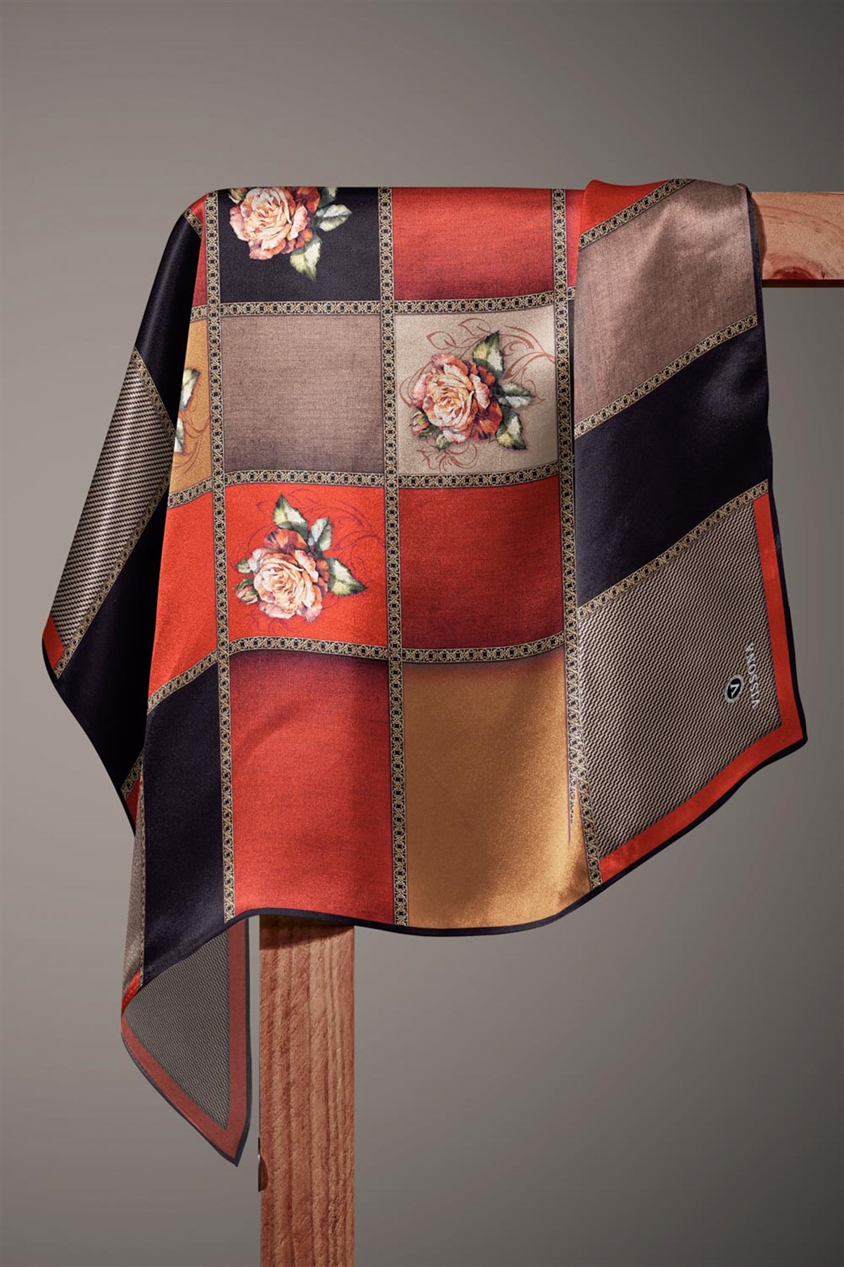 %100 Twill İpek Dokulu Çiçekli Ve Geometrik Desenli Siyah - Taba Renkli 90x90 Eşarp Dikim Şekli : El Dikişi