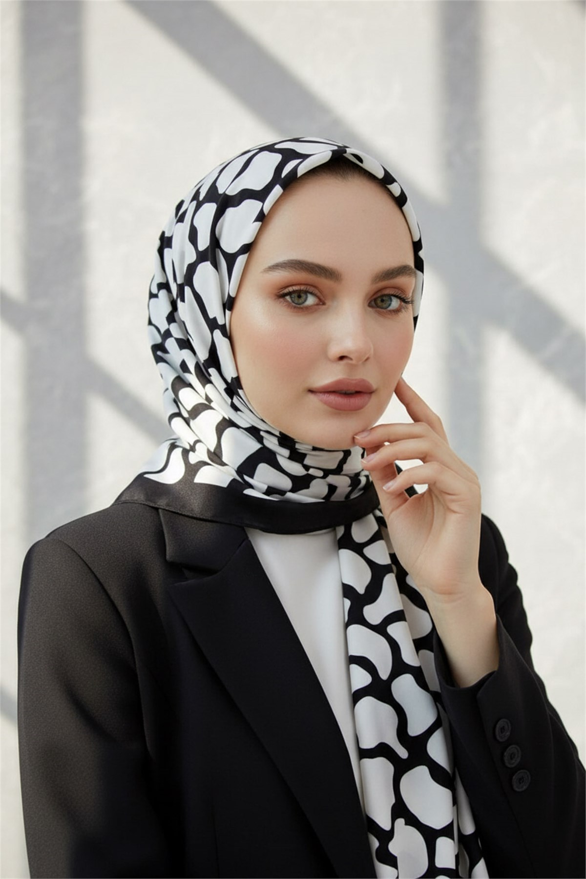 KREP GEOMETRİK DESENLİ SİYAH - BEYAZ RENKLİ 75X195 KIRIŞMAZ ŞAL