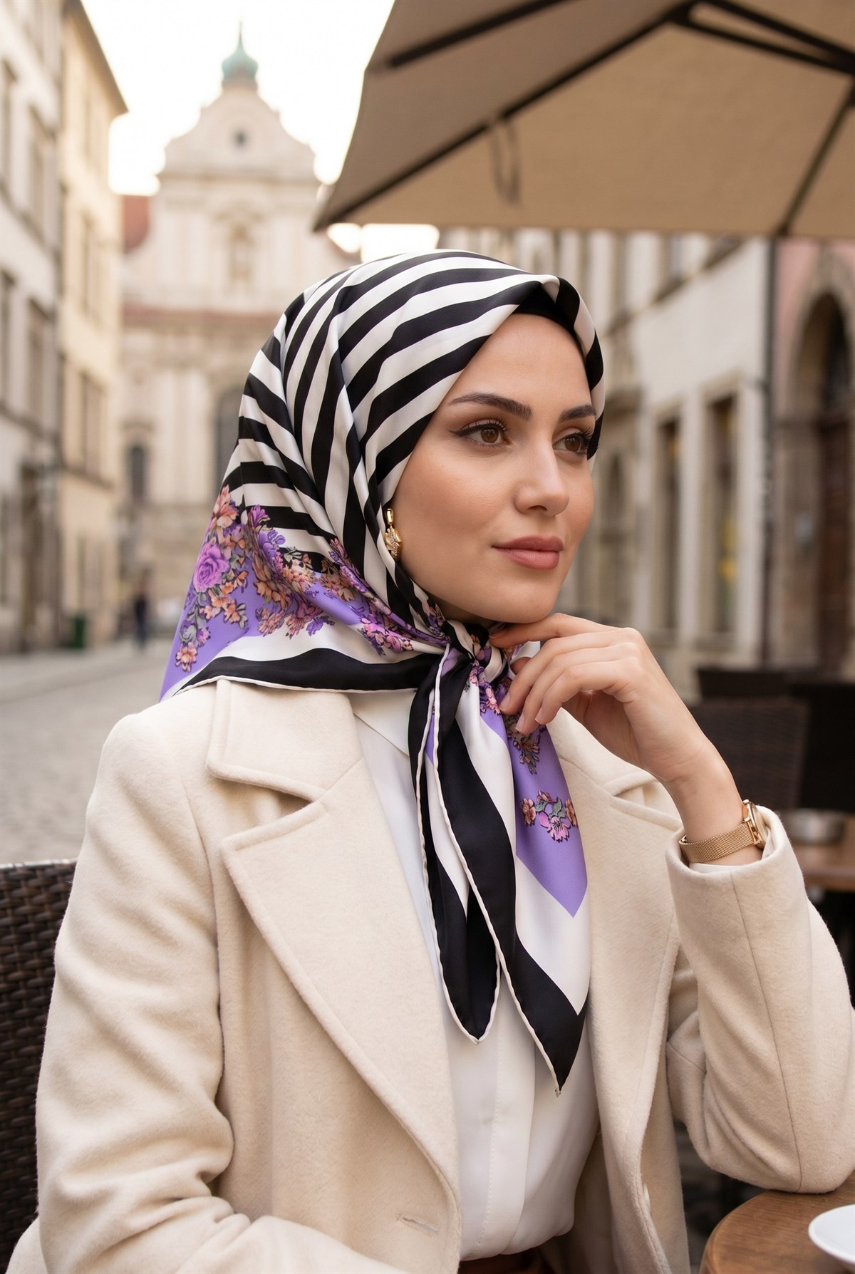 %100 Twill İpek Çıtır Çiçekli Ve Çizgi Desenli Siyah - Lila Renkli 90x90 Eşarp Dikim Şekli : El Dikişi