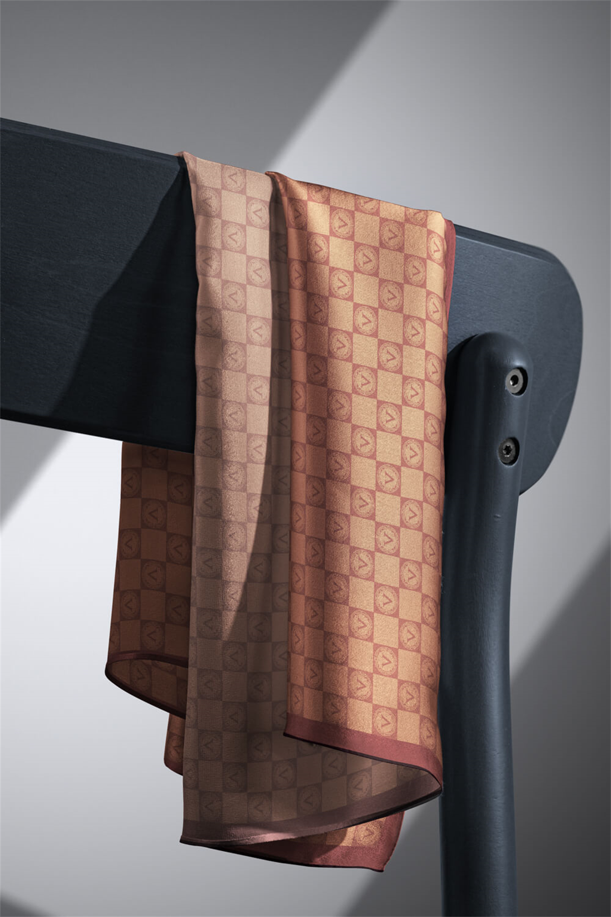 % 57 İPEK % 43 VİSKON Twill İpek Monogram Desenli Taba Renkli 90x90 Eşarp Dikim Şekli : El Dikişi