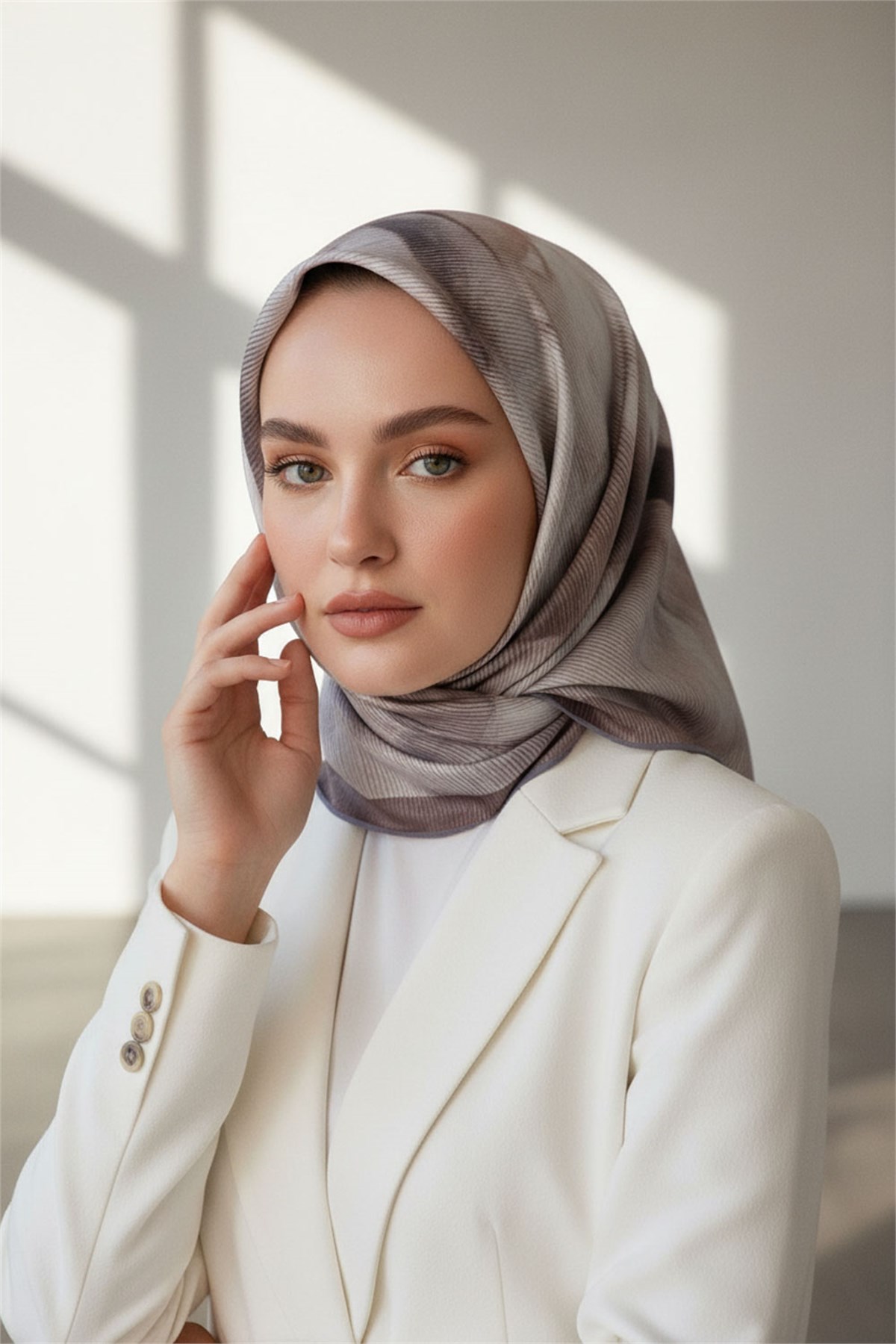 %100 Twill İpek Yaprak Desenl Gri - Bej Renkli 90x90 Eşarp Dikim Şekli : El Dikişi