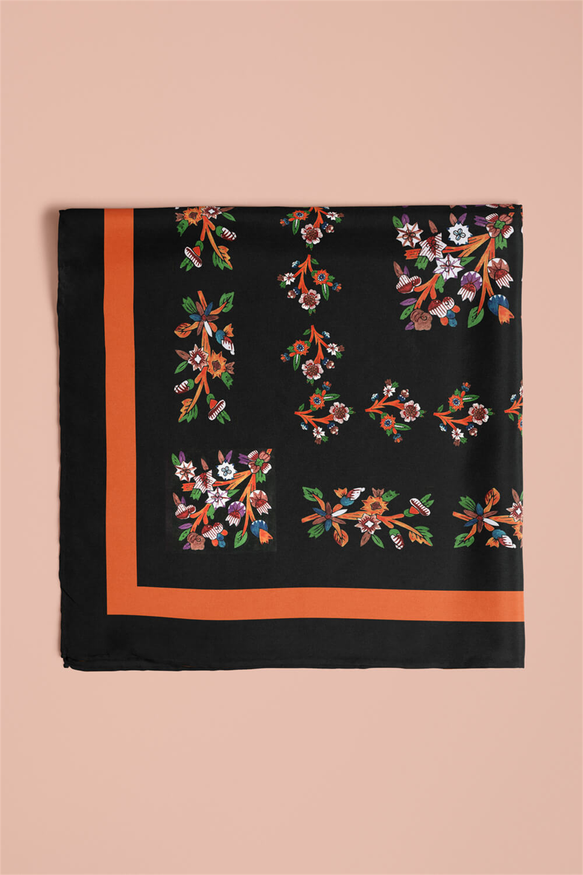 B21 Kadın Siyah Çiçek Desenli 50x50 Bandana DG01579-22