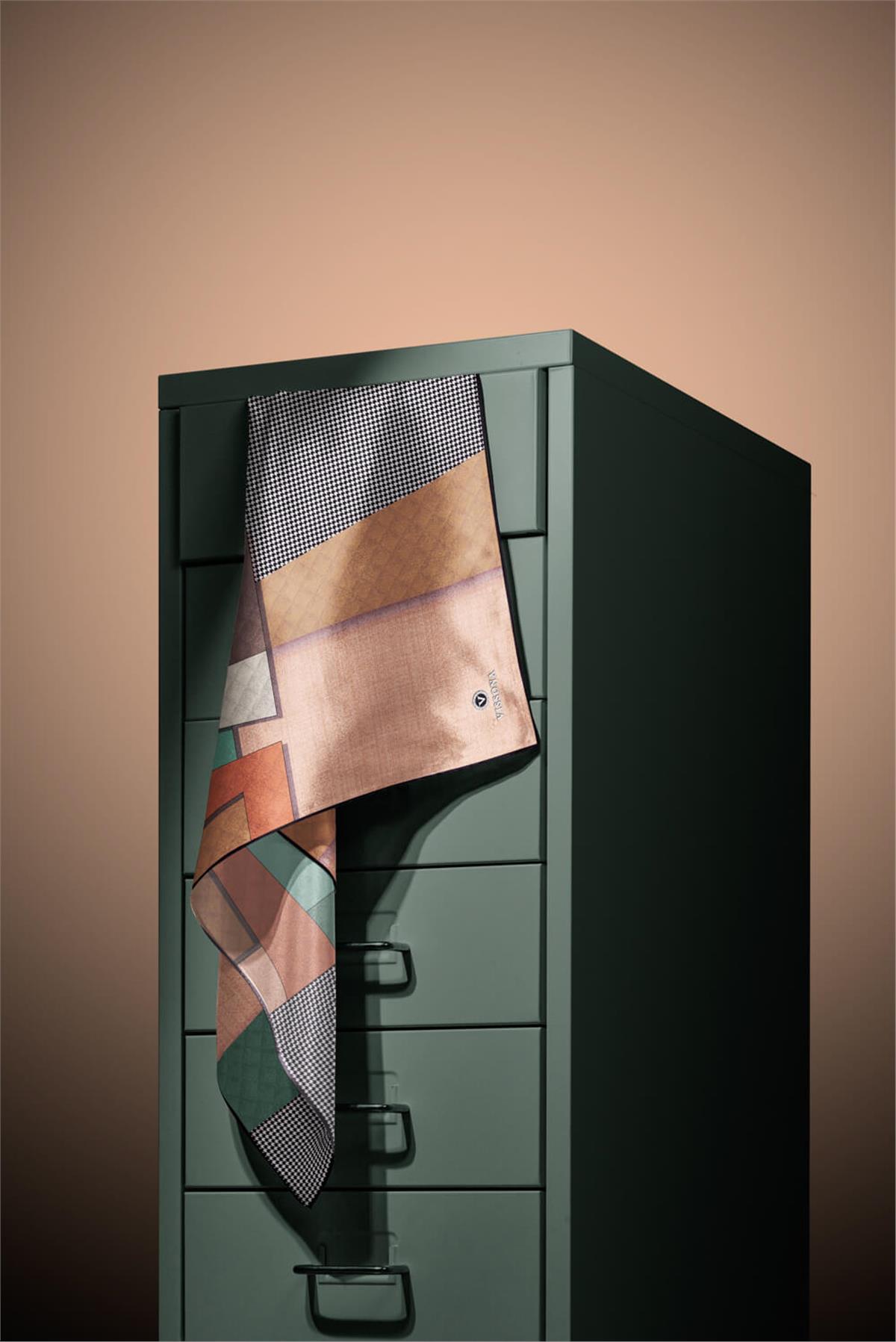 %100 Twill İpek Kazayaklı Ve Geometrik Desenli Somon - Petrol Yeşili Renkli 90x90 Eşarp Dikim Şekli : El Dikişi