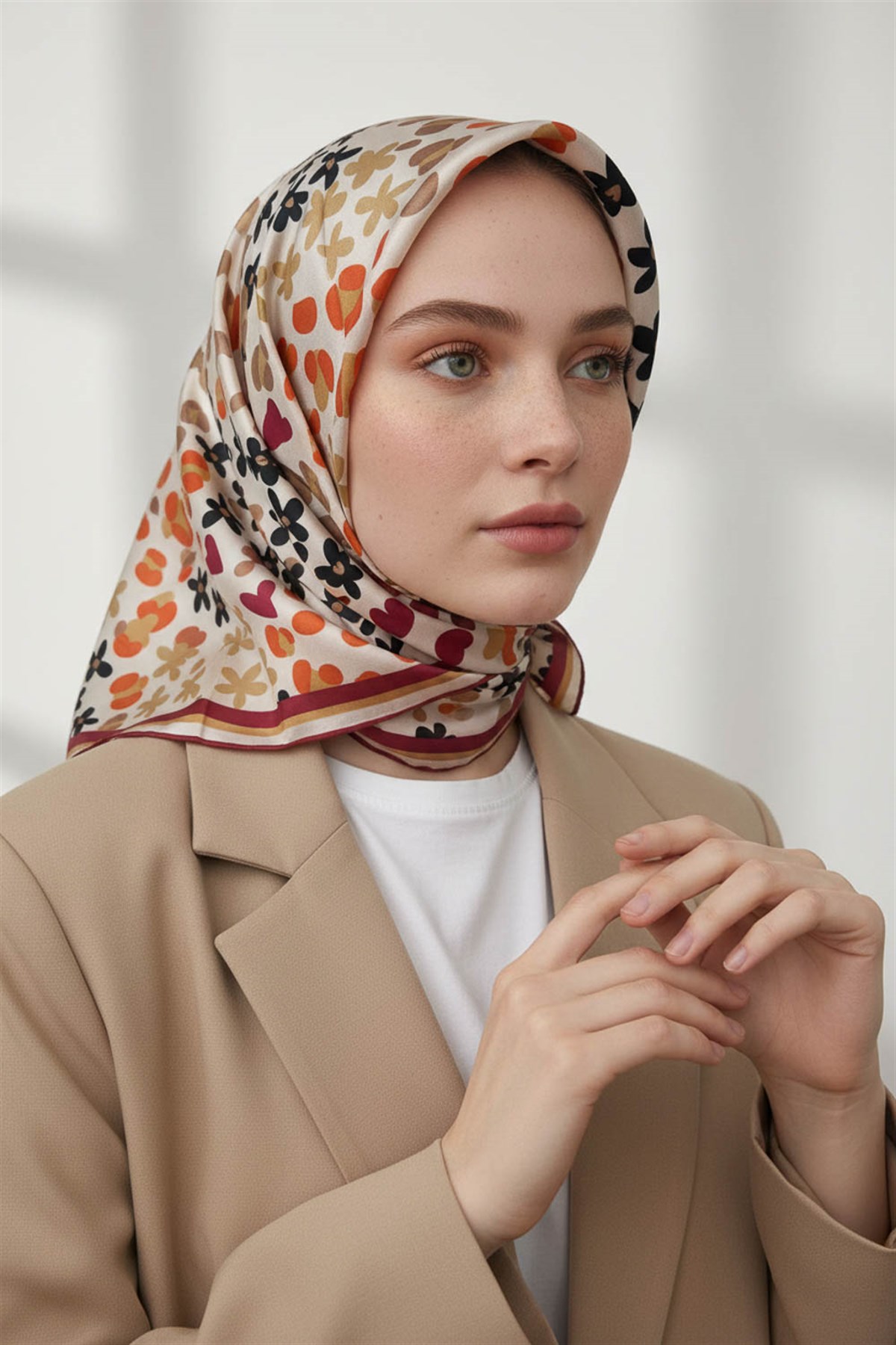 %100 Twill İpek Kalpli Leopar Desenli Krem - Bordo Renkli 90x90 Eşarp Dikim Şekli : El Dikişi
