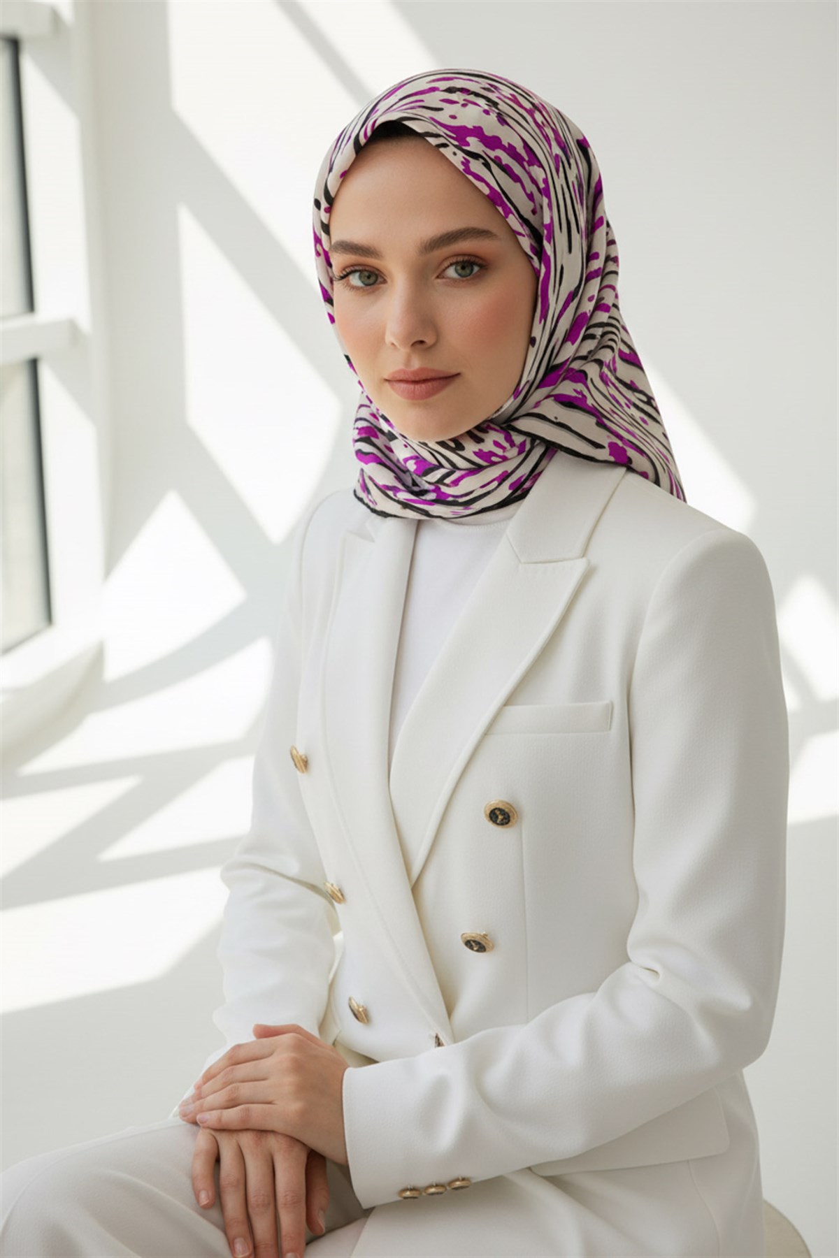 %100 Twill İpek Çizgi Desenli Krem - Fuşya Renkli 90x90 Eşarp Dikim Şekli : El Dikişi