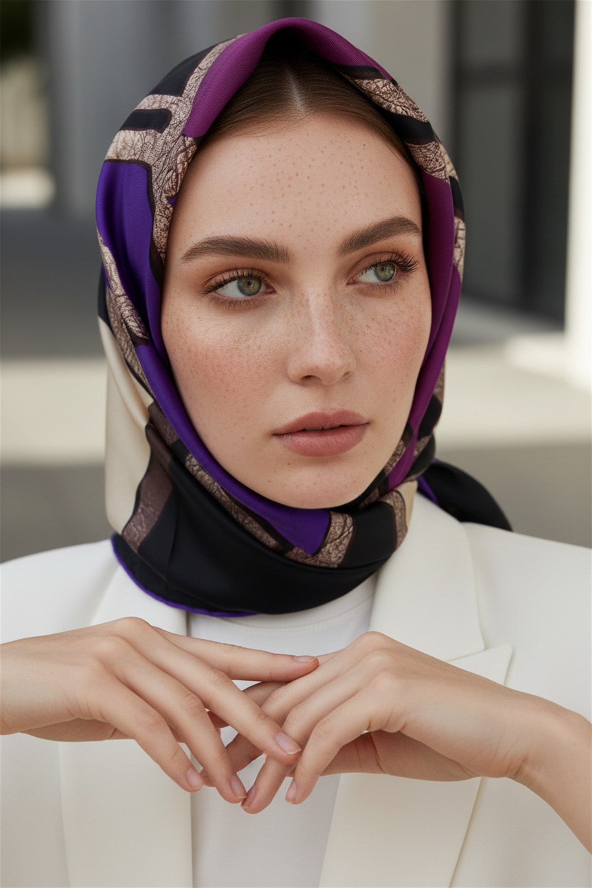 % 57 İPEK % 43 VİSKON Twill İpek Gold Efektli Geometrik Desenli Siyah - Mürdüm Renkli 90x90 Eşarp Dikim Şekli : El Dikişi