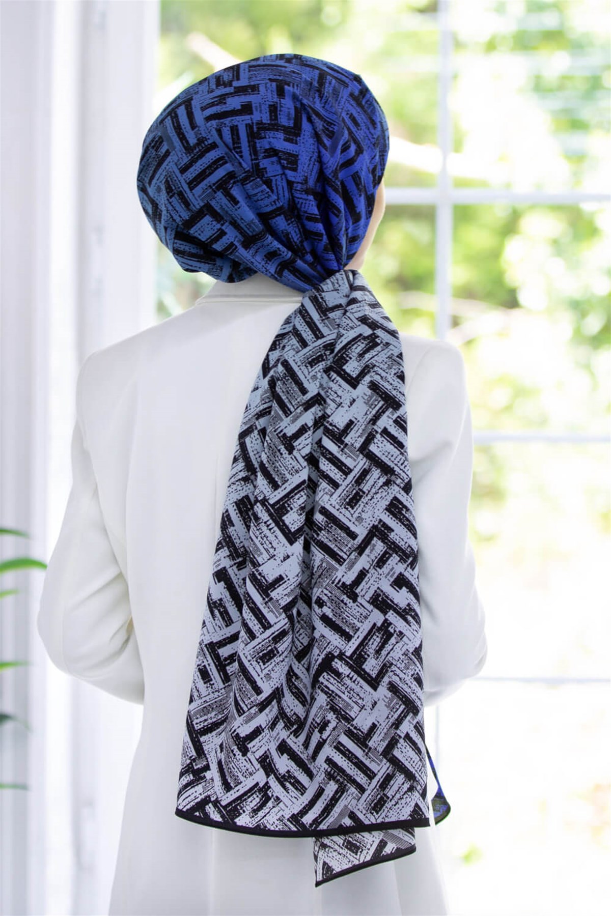 KREP DEGRADELİ ÇİZGİ DESENLİ SAKS RENKLİ 75X195 KIRIŞMAZ ŞAL