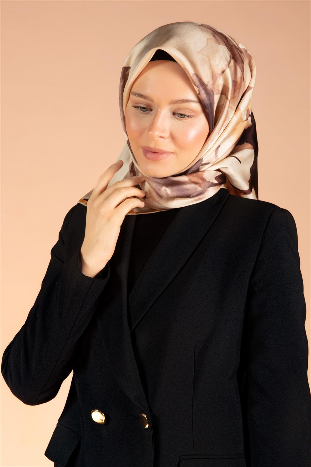 %100 Twill İpek Yaprak Desenli Bej - Hardal Renkli 90x90 Eşarp Dikim Şekli : El Dikişi