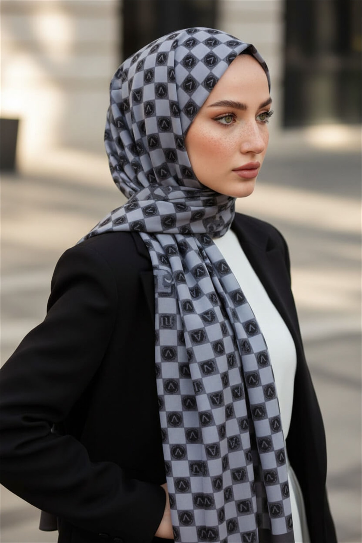 KREP MONOGRAM DESENLİ GRİ RENKLİ 75X195 KIRIŞMAZ ŞAL