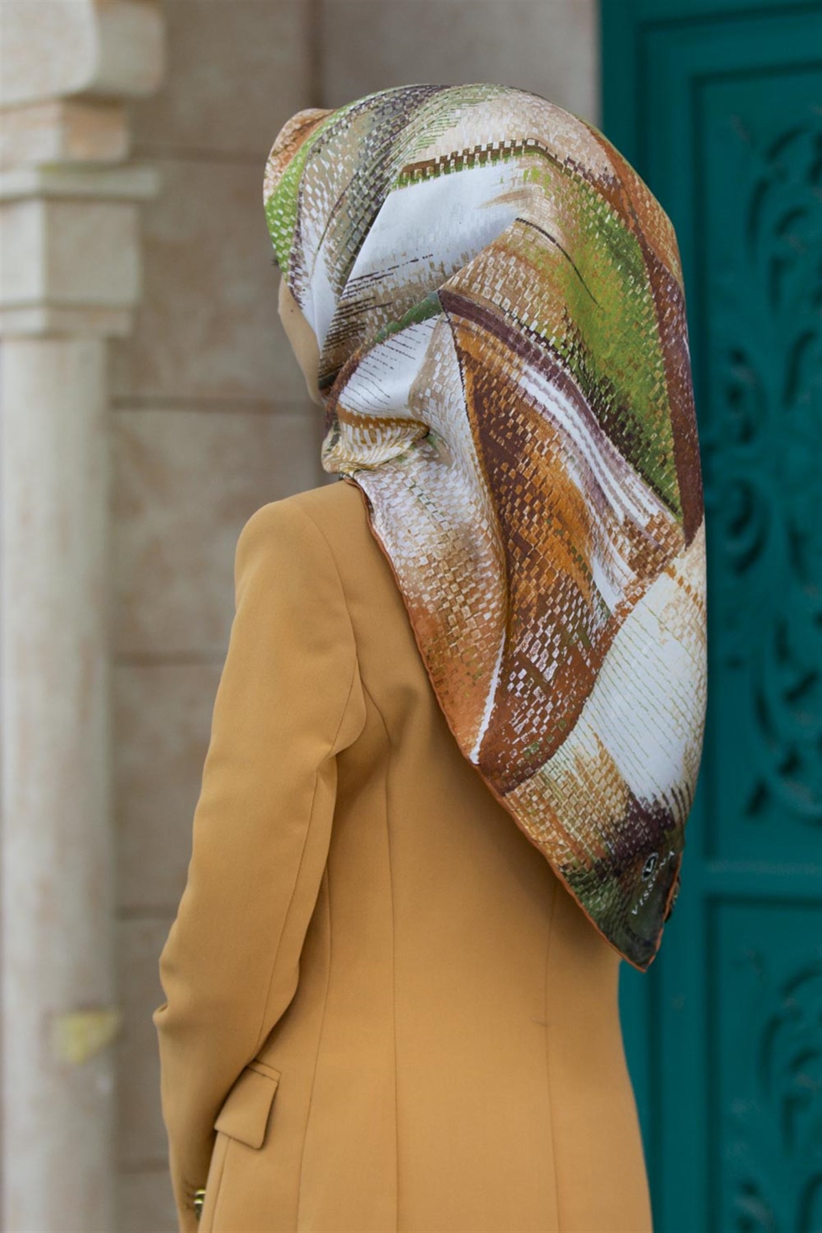 %100 Twill İpek Efektli ve Geometrik Desenli Haki - Taba Renkli 90x90 Eşarp Dikim Şekli : El Dikişi