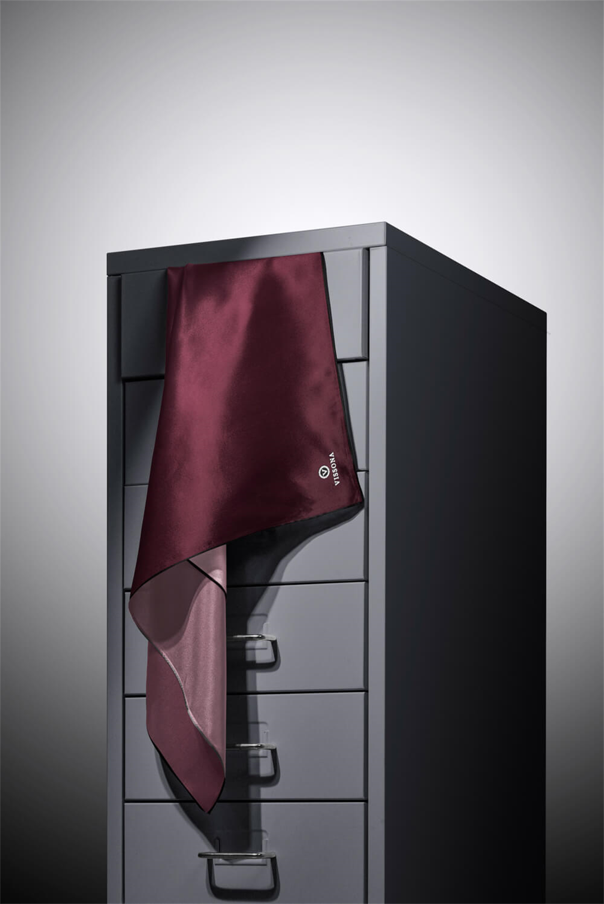 % 57 İPEK % 43 VİSKON Twill İpek Degrade Desenli Soğan Kabuğu Renkli 90x90 Eşarp Dikim Şekli : El Dikişi