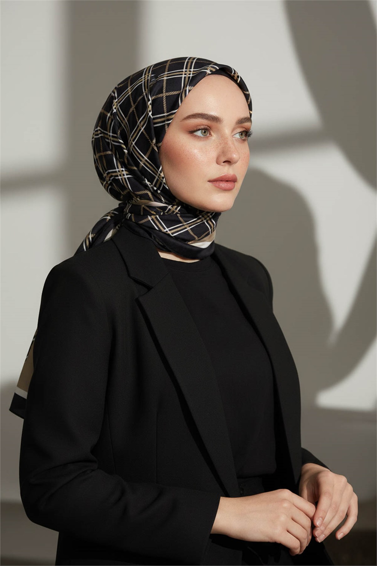 KREP EKOSE DESENLİ SİYAH - BEJ RENKLİ 75X195 KIRIŞMAZ ŞAL
