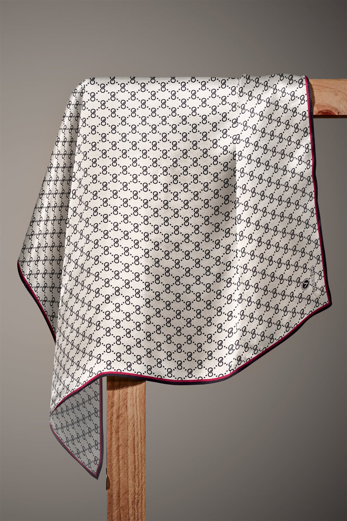 %57 İPEK %43 VİSKON Twill İpek Leopar Desenli Siyah - Krem Renkli 90x90 Eşarp Dikim Şekli : El Dikişi